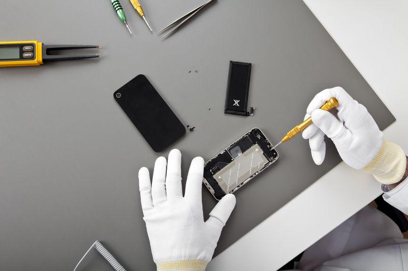 Otwarty smartfon podczas naprawy